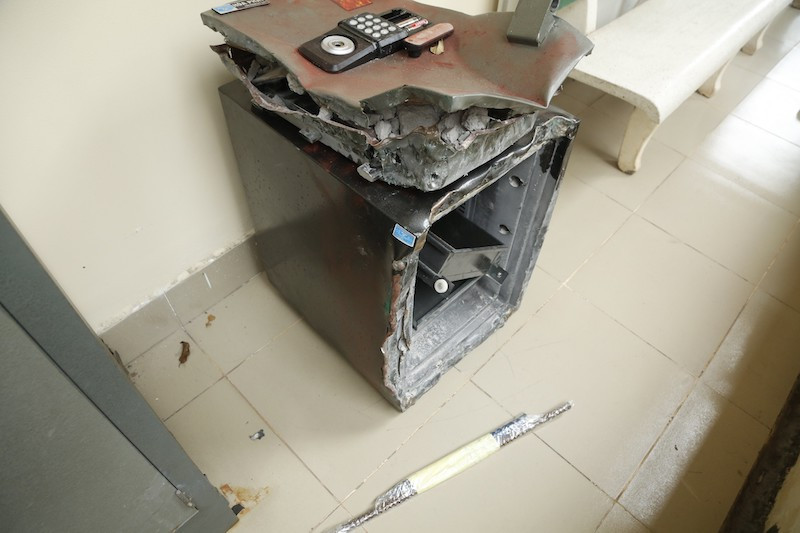 Két sắt bị đục để trộm tiền. Tạm giữ đối tượng người nước ngoài trộm cắp tài sản -0