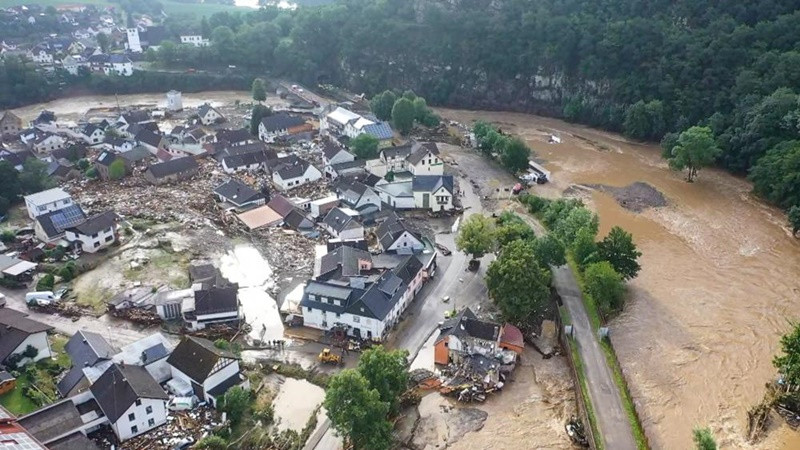 Nước lũ tấn công làng Eifel tại Schuld bên bờ sông Ahr. (Ảnh: AP) Ngập lụt ở miền tây nước Đức, nhiều người thiệt mạng và mất tích -0