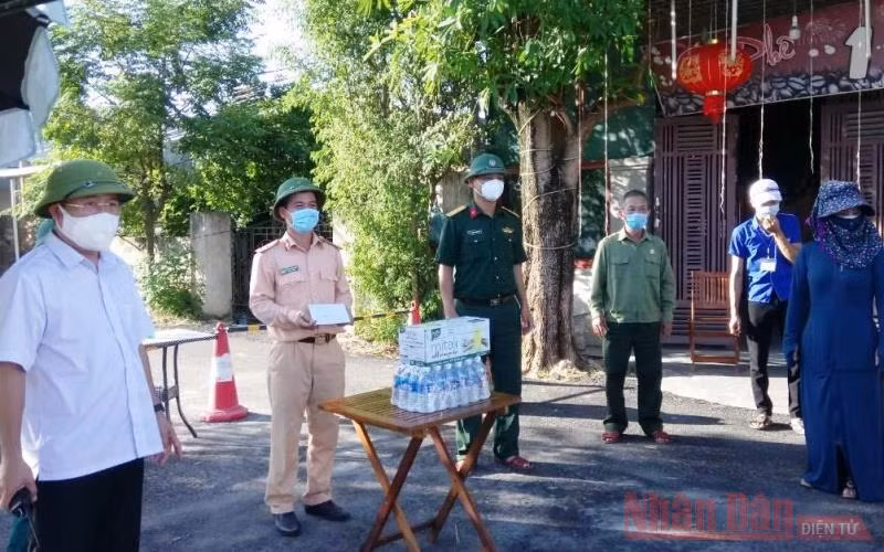 Thương binh Dương Đình Cúc ( đứng giữa) cùng lực lượng liên ngành trực chốt khu vực phong tỏa.