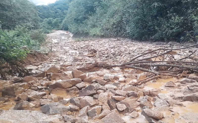 Sạt lở trên đường từ xã Thu Lũm huyện Mường Tè đi Cửa khẩu U Ma Tu Khòong.