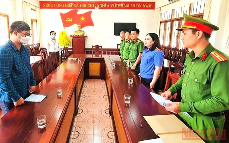 Các cơ quan chức năng tống đạt quyết định khởi tố bị can.