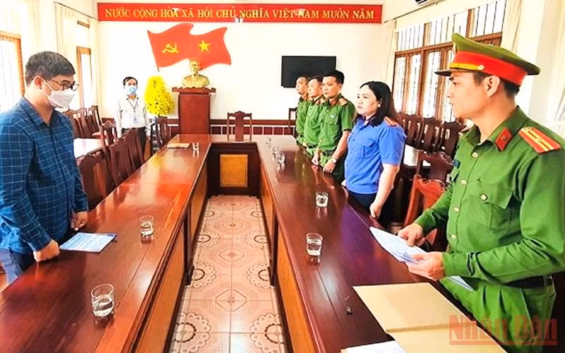 Các cơ quan chức năng tống đạt quyết định khởi tố bị can.