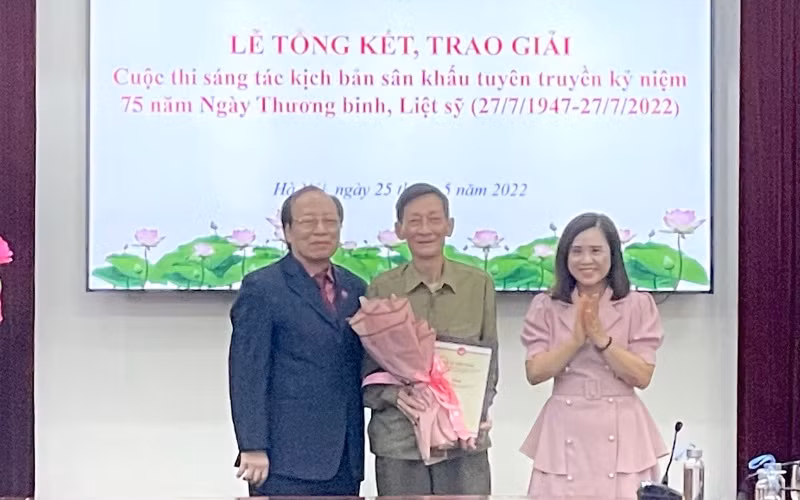 Tác giả Đỗ Lan (giữa) nhận giải Nhất cuộc thi.