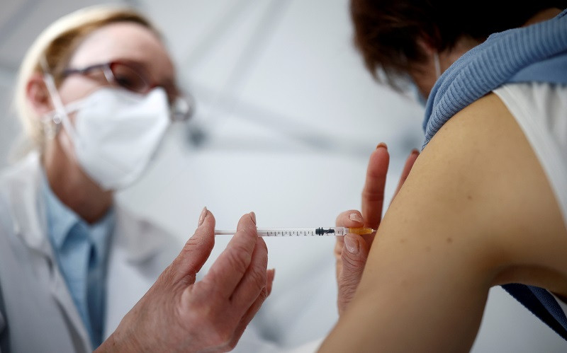 Tiêm ngừa Covid-19 ở La Baule, Pháp, ngày 17/2/2021. (Ảnh: Reuters)