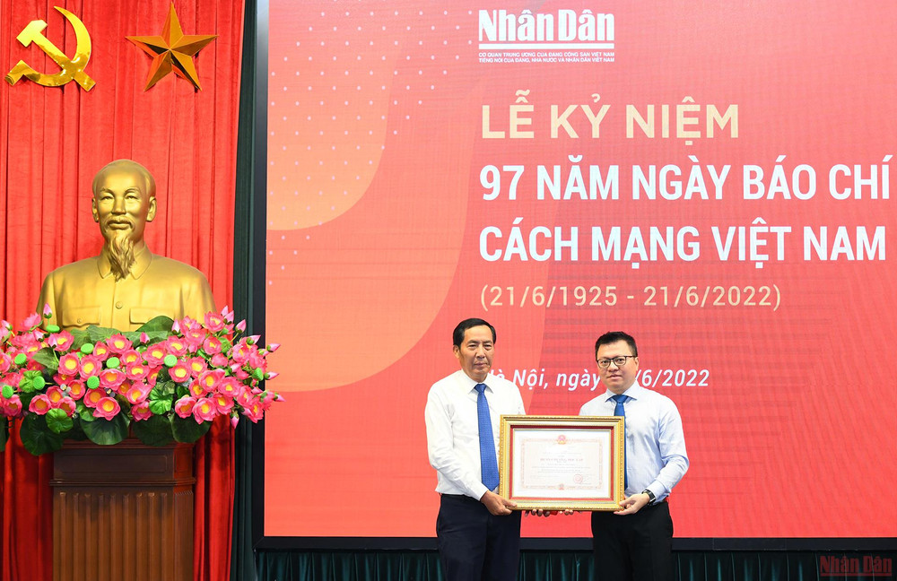 Đồng chí Lê Quốc Minh, Ủy viên Trung ương Đảng, Tổng Biên tập Báo Nhân Dân trao Huân chương Độc lập hạng Nhì của Chủ tịch nước tặng đồng chí Thuận Hữu. Hình ảnh Lễ Kỷ niệm 97 năm Ngày Báo chí Cách mạng Việt Nam -0