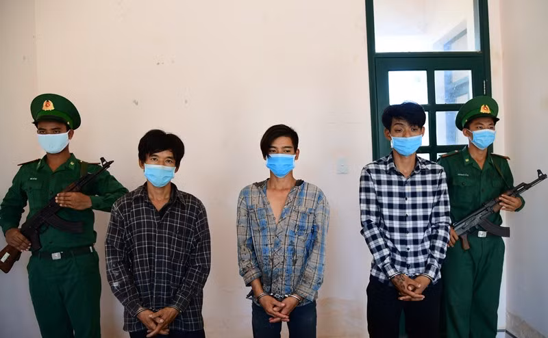 Các đối tượng trong đường dây đưa người nhập cảnh trái phép vào lãnh thổ Việt Nam đang bị tạm giữ tại Đồn Biên phòng CKQT Hoa Lư.