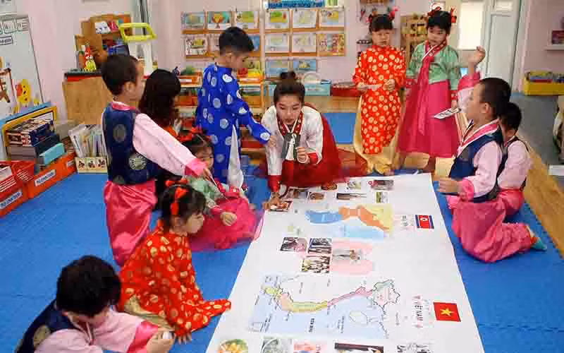 Một lớp mẫu giáo tại Hà Nội học về văn hóa Triều Tiên. (Ảnh TTXVN)