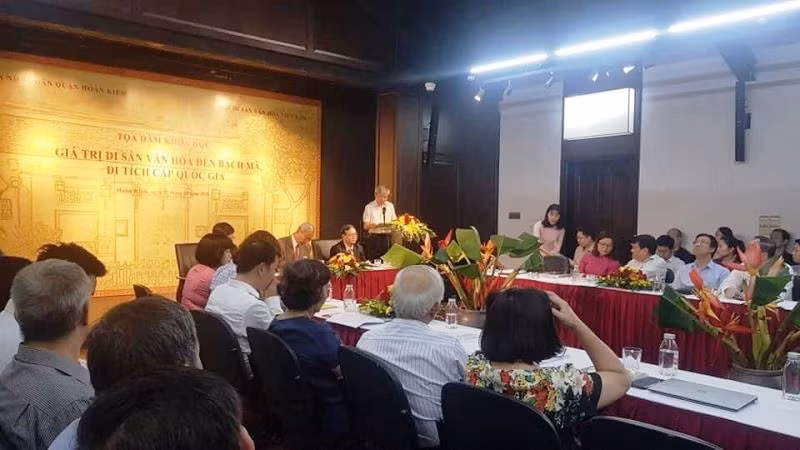 Các nhà khoa học thảo luận tại tọa đàm về giá trị đền Bạch Mã.