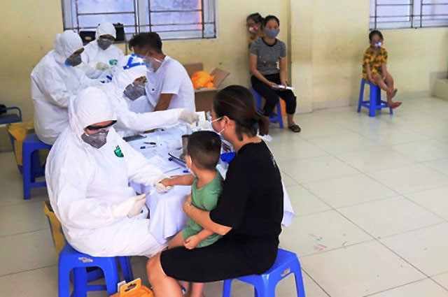 Trung tâm Y tế quận Ba Đình lấy mẫu xét nghiệm cho người dân tại phường Phúc Xá. Hà Nội đã xét nghiệm nhanh cho gần 18.500 người về từ Đà Nẵng -0