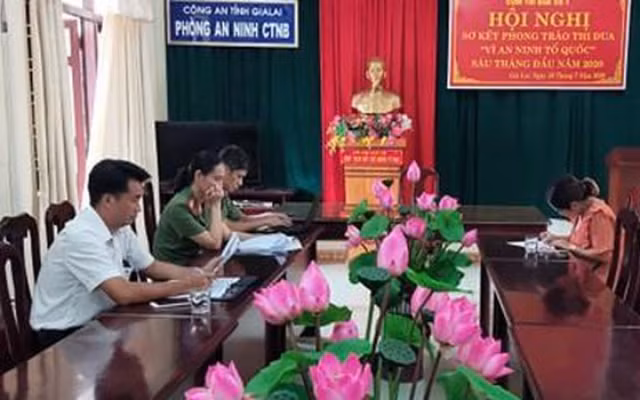 Bà V. phải viết cam kết vì đưa thông tin sai sự thật về dịch Covid-19 (Ảnh: CA cung cấp)