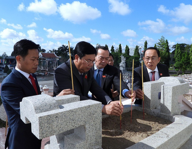 Lãnh đạo tỉnh Cà Mau dâng hương các anh hùng, liệt sĩ nhân Kỷ niệm 80 năm Ngày truyền thống của tỉnh (13-12-1940 - 13-12-2020). (Ảnh: HỮU TÙNG) Tiếp bước truyền thống từ “Khởi nghĩa Hòn Khoai” -0