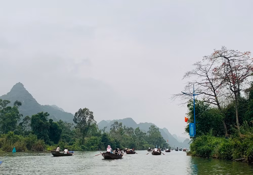 Chùa Hương bảo đảm an toàn dịch bệnh trong ngày đầu mở cửa đón khách du xuân -0