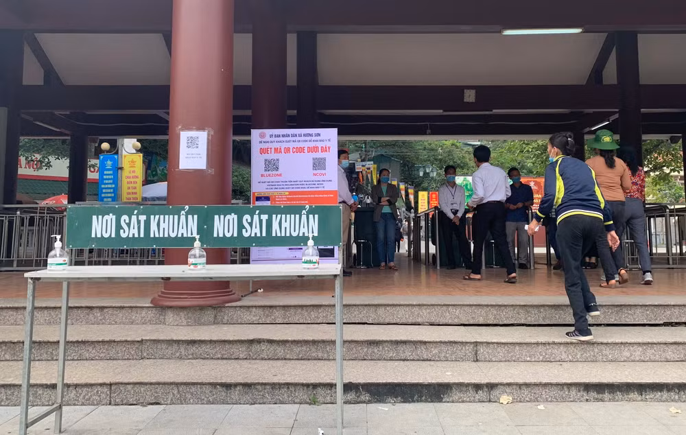 Chùa Hương bảo đảm an toàn dịch bệnh trong ngày đầu mở cửa đón khách du xuân -0