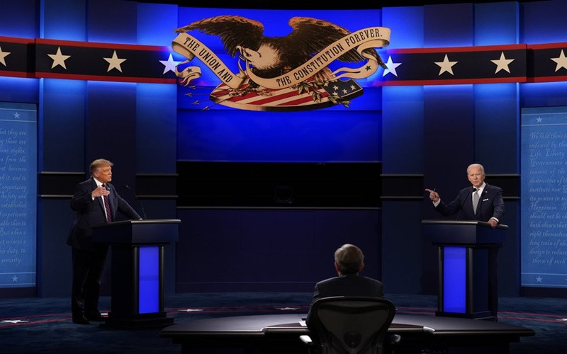 Tổng thống Trump (bên trái), cựu Phó Tổng tống Biden (bên phải), người điều phối cuộc tranh luận Chris Wallace (giữa). (Ảnh: AP)