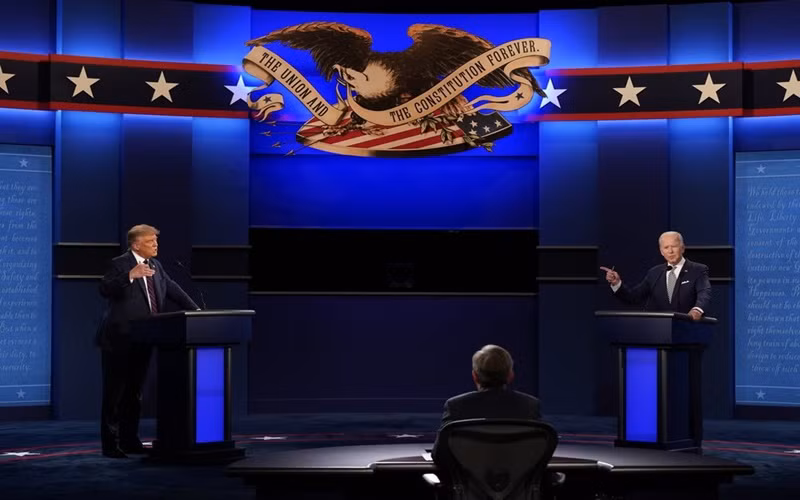 Tổng thống Trump (bên trái), cựu Phó Tổng tống Biden (bên phải), người điều phối cuộc tranh luận Chris Wallace (giữa). (Ảnh: AP)