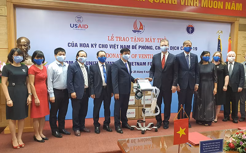 Hoa Kỳ trao tặng Việt Nam 100 máy thở hỗ trợ phòng, chống đại dịch Covid-19