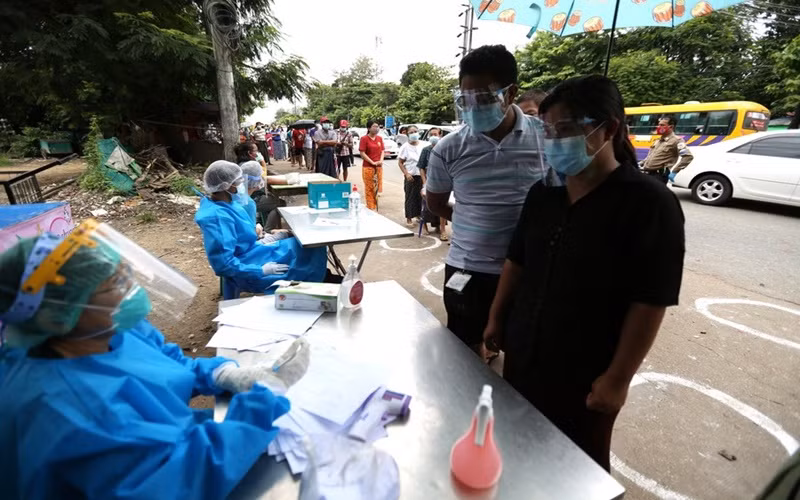 Nhân viên y tế thu thập thông tin về tình trạng sức khỏe của người dân trong chiến dịch kiểm tra sức khỏe và truy vết tiếp xúc tại Yangon, Myanmar, ngày 8-9. (Ảnh: Tân Hoa xã)