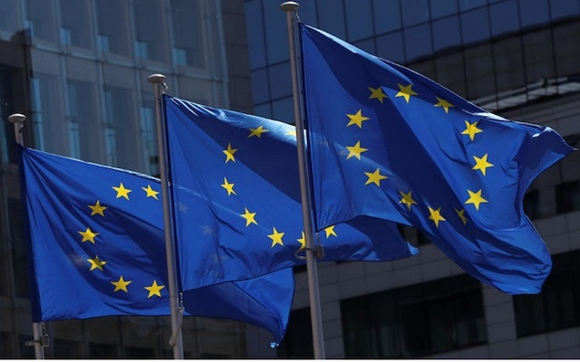 Cờ của EU bên ngoài trụ sở Ủy ban châu Âu tại Bỉ. (Ảnh: Reuters)
