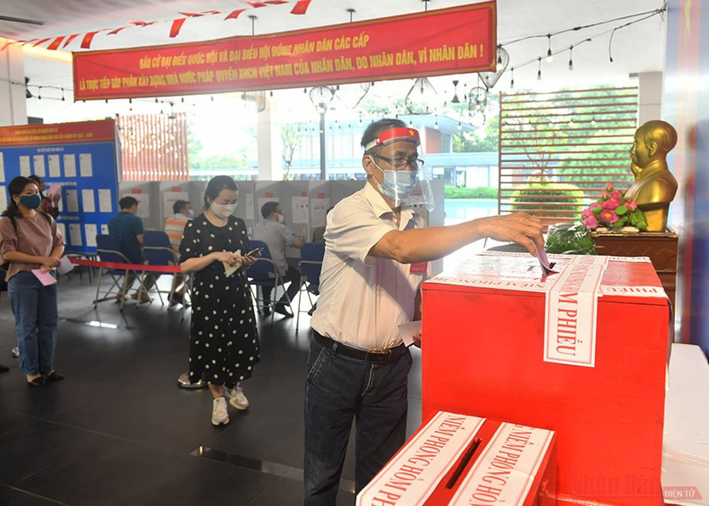 Cử tri bỏ phiếu tại khu vực bỏ phiếu số 5, phường Trần Phú, quận Hoàng Mai. Ảnh: Thủy Nguyên Người dân Thủ đô trong “Ngày hội non sông” -0