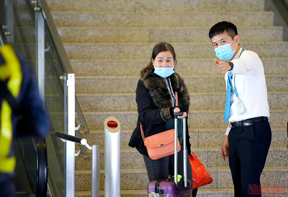 Nhân viên Vietnam Airlines hỗ trợ bà con kiều bào lấy hành lý. (Ảnh: THÀNH ĐẠT) Những công dân Việt Nam tại Ukraine đầu tiên về nước an toàn -0