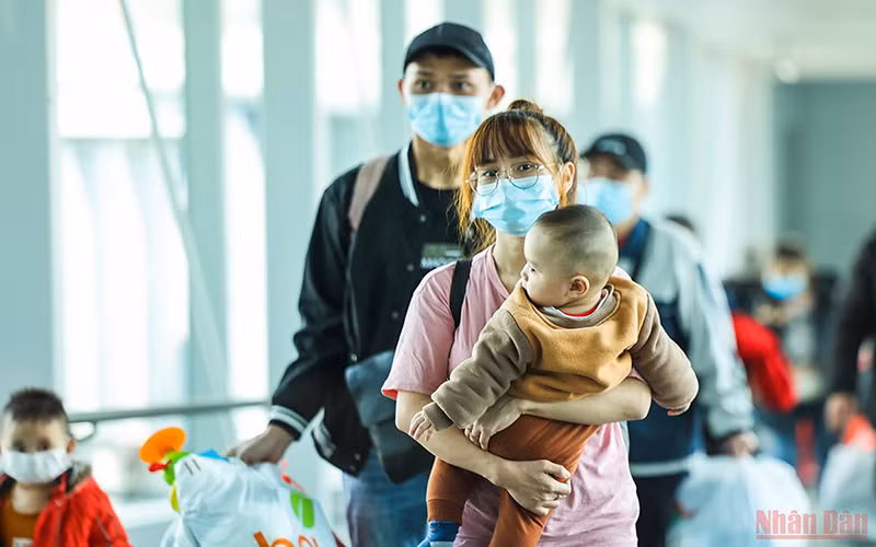 Những công dân Việt Nam tại Ukraine đầu tiên đã xuống sân bay Nội Bài sáng 8/3. (Ảnh: THÀNH ĐẠT)