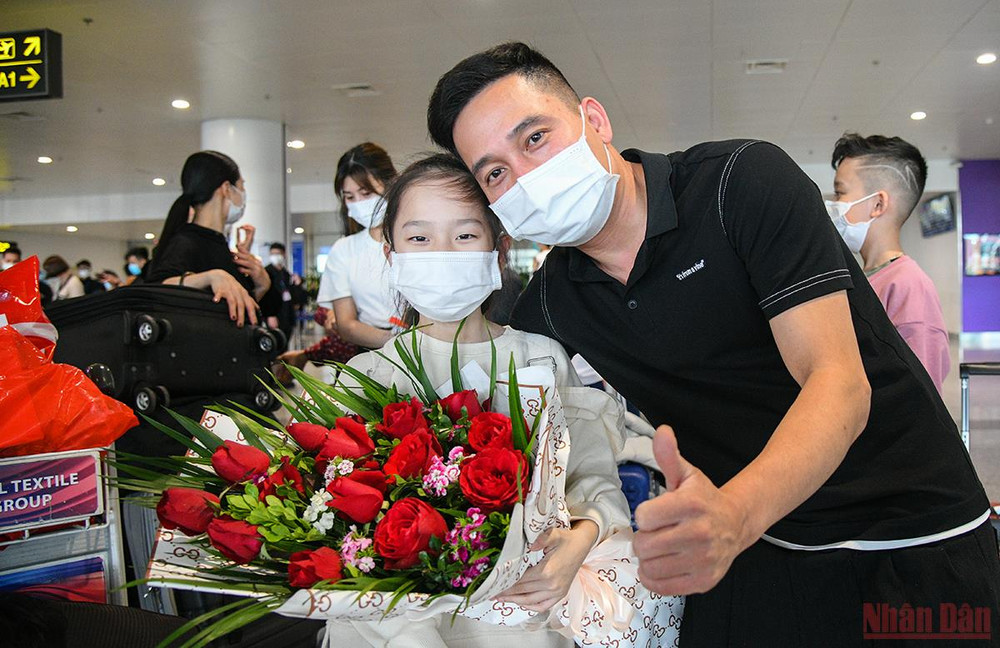 Một gia đình kiều bào vui mừng sau khi trở về quê nhà an toàn. (Ảnh: THÀNH ĐẠT) Những công dân Việt Nam tại Ukraine đầu tiên về nước an toàn -0