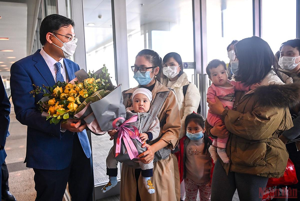 Thứ trưởng Ngoại giao Phạm Quang Hiệu thăm hỏi, động viên và chúc mừng các kiều bào trở về nước an toàn. (Ảnh: THÀNH ĐẠT) Những công dân Việt Nam tại Ukraine đầu tiên về nước an toàn -0
