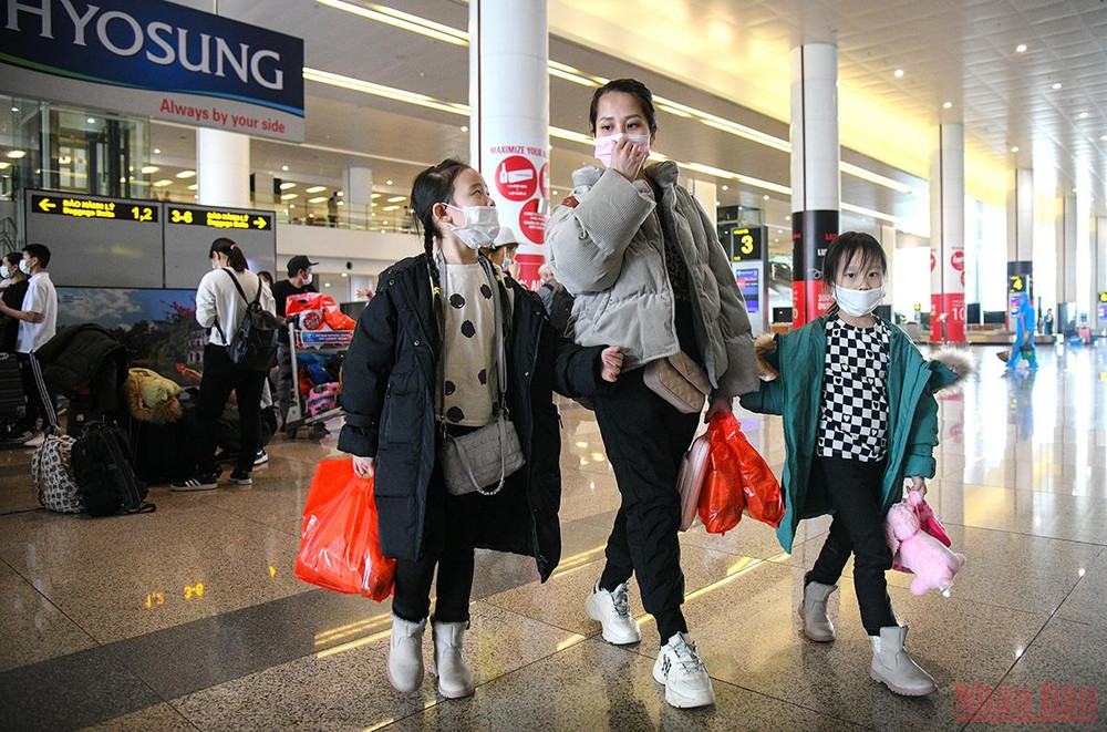 Các trường hợp gia đình có trẻ nhỏ, phụ nữ mang thai, người già... được ưu tiên làm thủ tục sớm, nhanh gọn. (Ảnh: THÀNH ĐẠT) Những công dân Việt Nam tại Ukraine đầu tiên về nước an toàn -0