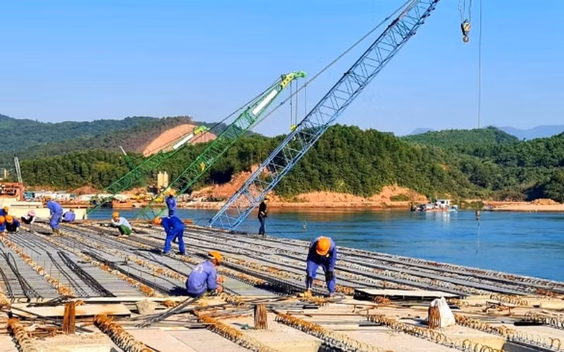 Thi công cầu Vân Tiên trên tuyến cao tốc Vân Đồn-Móng Cái.