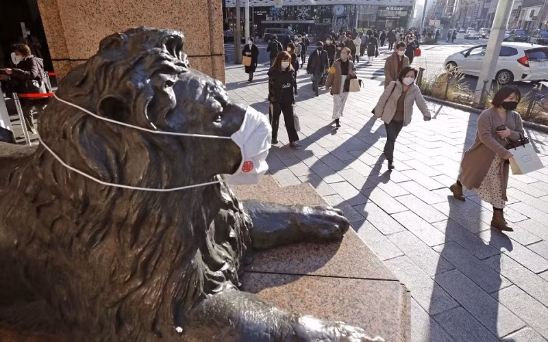 Người dân Nhật Bản tuân thủ các biện pháp phòng dịch nơi công cộng. (Ảnh: Kyodo)