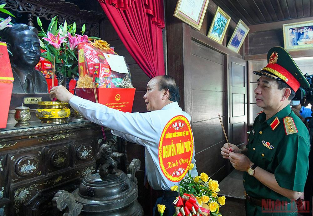 Chủ tịch nước Nguyễn Xuân Phúc cùng đoàn công tác đến dâng hương tại Khu lưu niệm ở quê hương của Tổng Bí thư Lê Duẩn. Chủ tịch nước Nguyễn Xuân Phúc dâng hương Thành Cổ Quảng Trị và Khu lưu niệm Tổng Bí thư Lê Duẩn -0