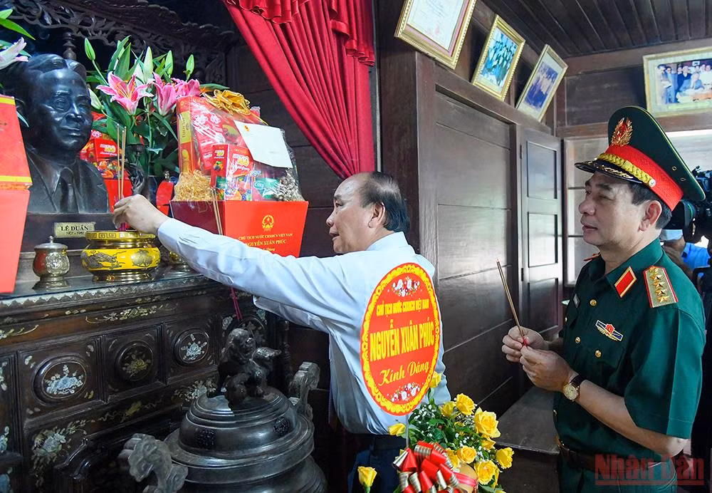 Chủ tịch nước Nguyễn Xuân Phúc dâng hương Thành Cổ Quảng Trị và Khu lưu niệm Tổng Bí thư Lê Duẩn -0
