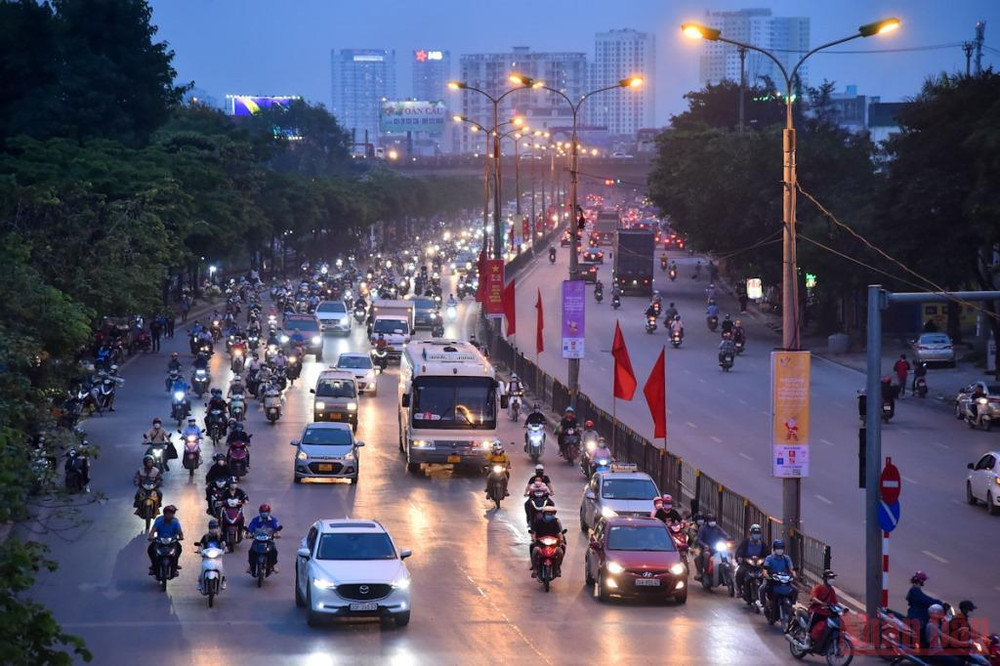 Đường phố Hà Nội ùn tắc trước kỳ nghỉ lễ 30/4, 1/5 ảnh 1 Đường phố Hà Nội ùn tắc trước kỳ nghỉ lễ 30/4-1/5 -0