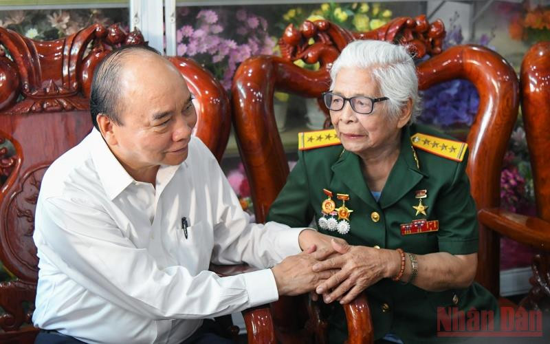Chủ tịch nước Nguyễn Xuân Phúc đã đến thăm, tặng quà gia đình Anh hùng Lực lượng vũ trang nhân dân Nguyễn Chí Phi ở phường 1, thành phố Đông Hà. 1-1651237833273.jpg