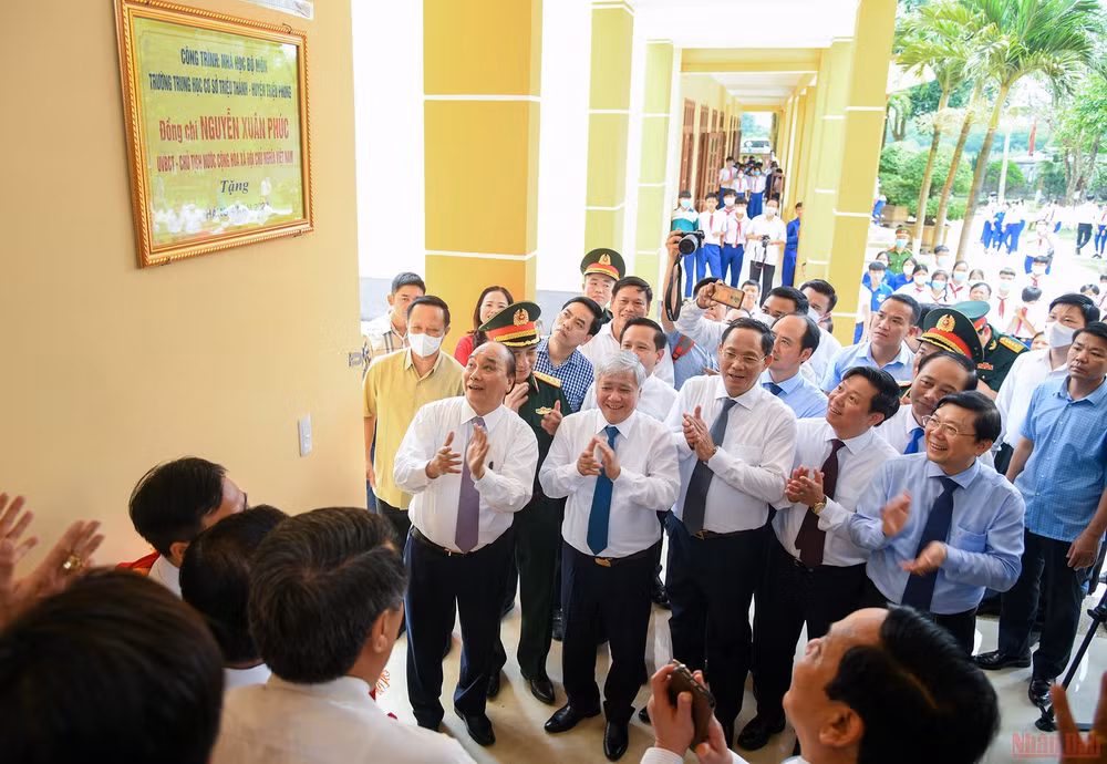Chủ tịch nước Nguyễn Xuân Phúc dâng hương Thành cổ Quảng Trị và Khu lưu niệm Tổng Bí thư Lê Duẩn -0