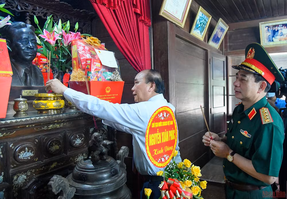 Chủ tịch nước Nguyễn Xuân Phúc dâng hương Thành cổ Quảng Trị và Khu lưu niệm Tổng Bí thư Lê Duẩn -0