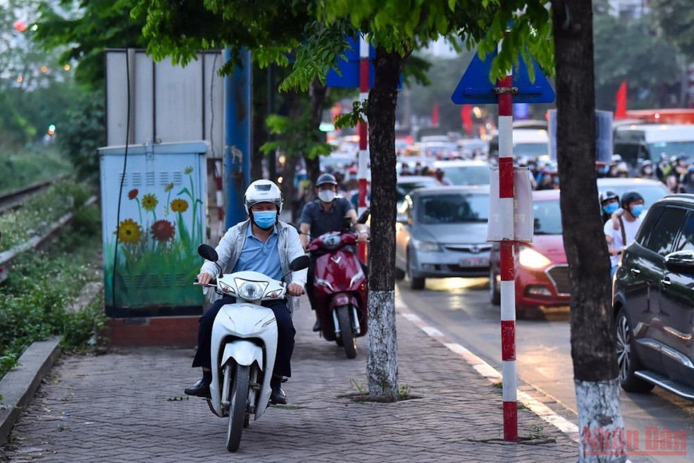 Đường phố Hà Nội ùn tắc trước kỳ nghỉ lễ 30/4, 1/5 ảnh 11 Đường phố Hà Nội ùn tắc trước kỳ nghỉ lễ 30/4-1/5 -0
