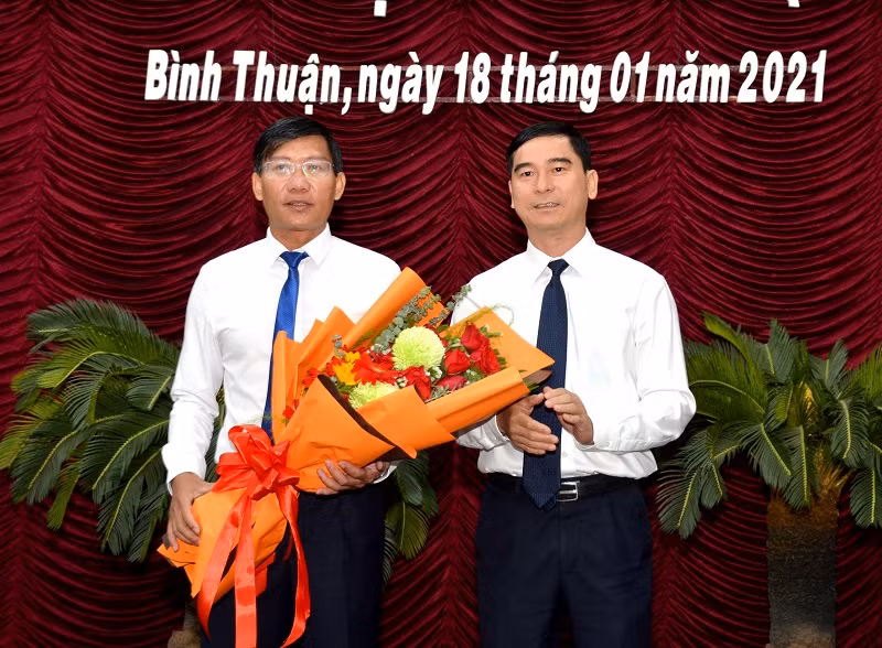 Bí thư Tỉnh ủy Bình Thuận Dương Văn An tặng hoa chúc mừng ông Lê Tuấn Phong (người cầm hoa) được bầu giữ chức vụ Chủ tịch UBND tỉnh Bình Thuận nhiệm kỳ 2016 – 2021.