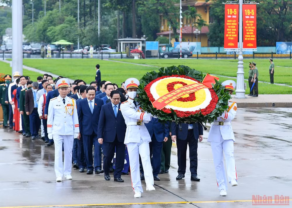 Các đại biểu Quốc hội vào Lăng viếng Chủ tịch Hồ Chí Minh -0