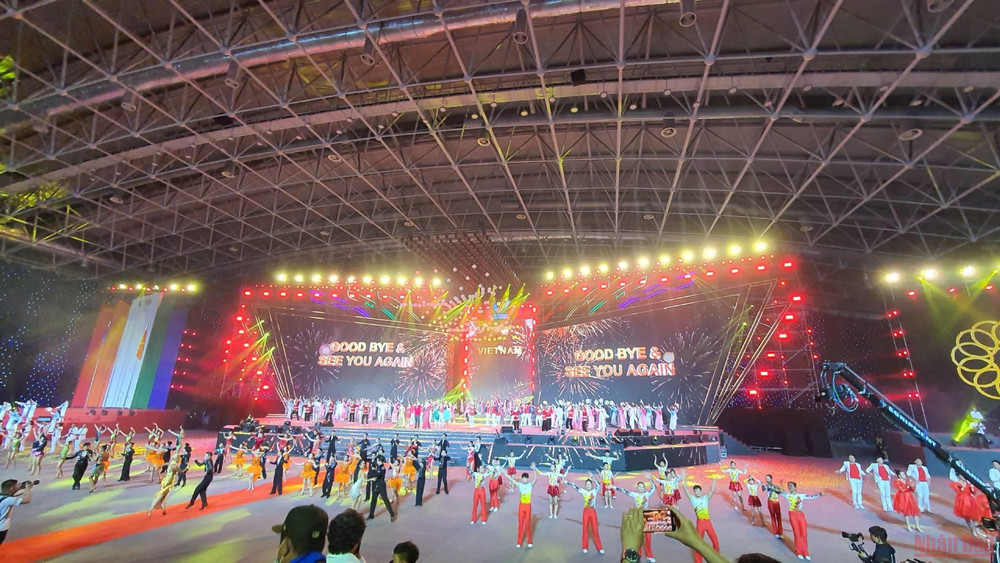 (Ảnh: Khiếu Minh) Những màn trình diễn ấn tượng trong Lễ bế mạc SEA Games 31 -2