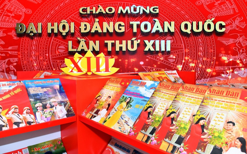Khu trưng bày tại hành lang phía đông tầng 2 - Trung tâm Hội nghị quốc gia, trên diện tích mặt sàn 300 m2, với sự tham gia của một số cơ quan báo, đài chủ lực và hơn 30 nhà xuất bản, một số đơn vị phát hành xuất bản phẩm. 5_4183-1611315222011.jpg