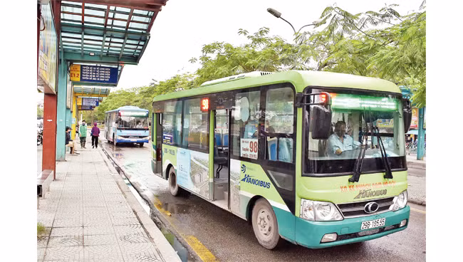 Nhà chờ xe buýt tại trạm trung chuyển xe buýt Long Biên. Ảnh: HOÀNG LÂM