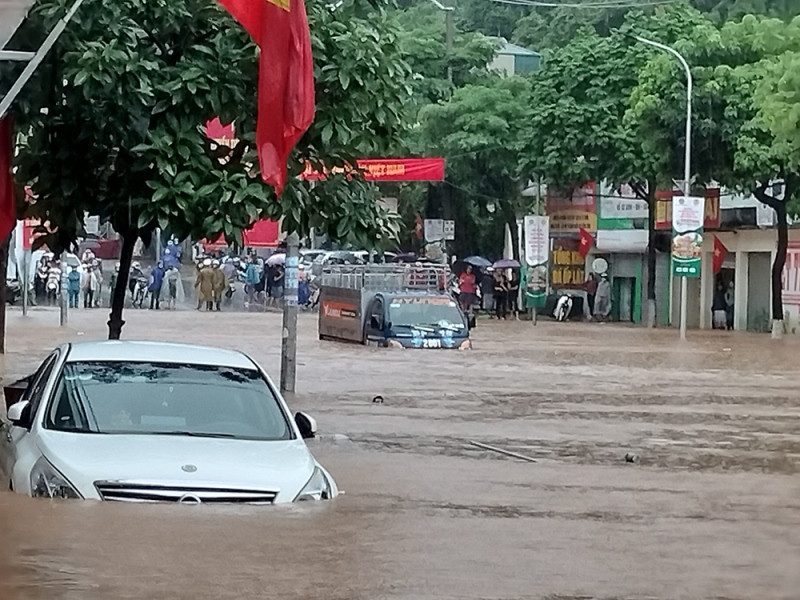 Nhiều ô-tô không di chuyển được. Sơn La thay đổi lịch thi tuyển sinh lớp 10 do ngập úng -0