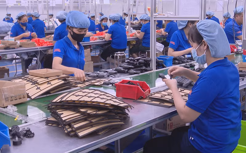 Sau khi đào tạo nghề, nhiều lao động nông thôn ở Hà Nam đã vào làm việc tại các khu công nghiệp với thu nhập ổn định. (Ảnh: Đào Phương)