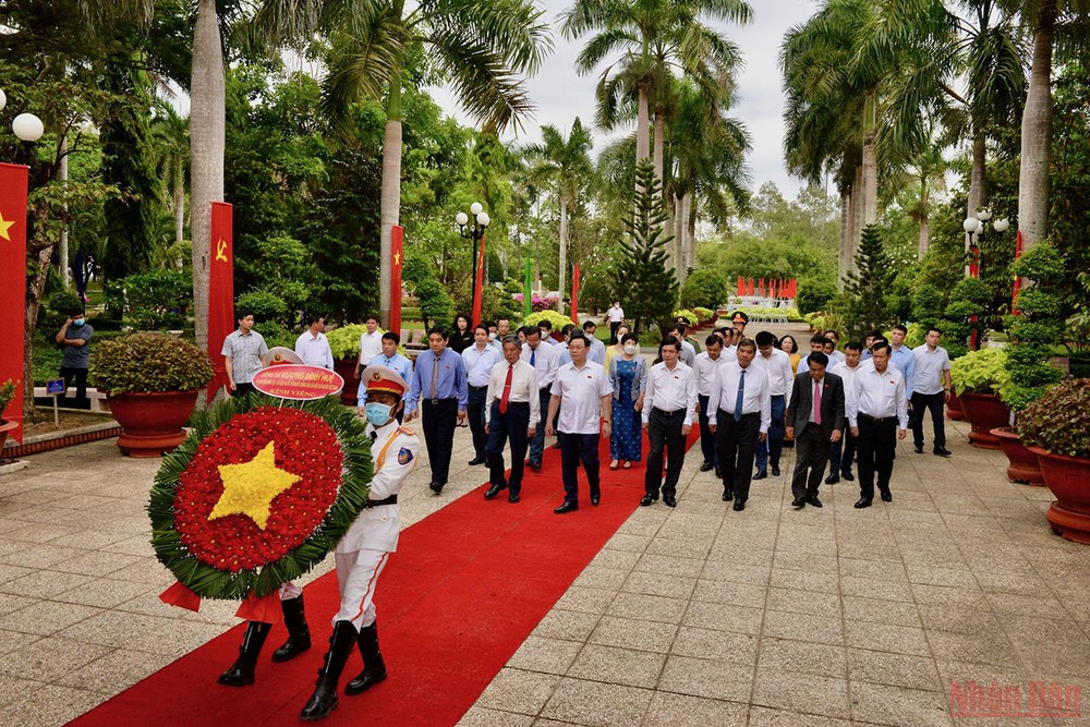 Đoàn công tác kính cẩn dâng hương tưởng nhớ Chủ tịch Hồ Chí Minh kính yêu tại Đền thờ Bác Hồ. Chủ tịch Quốc hội dâng hương Đền thờ Bác Hồ và Nghĩa trang liệt sĩ tỉnh Trà Vinh -0