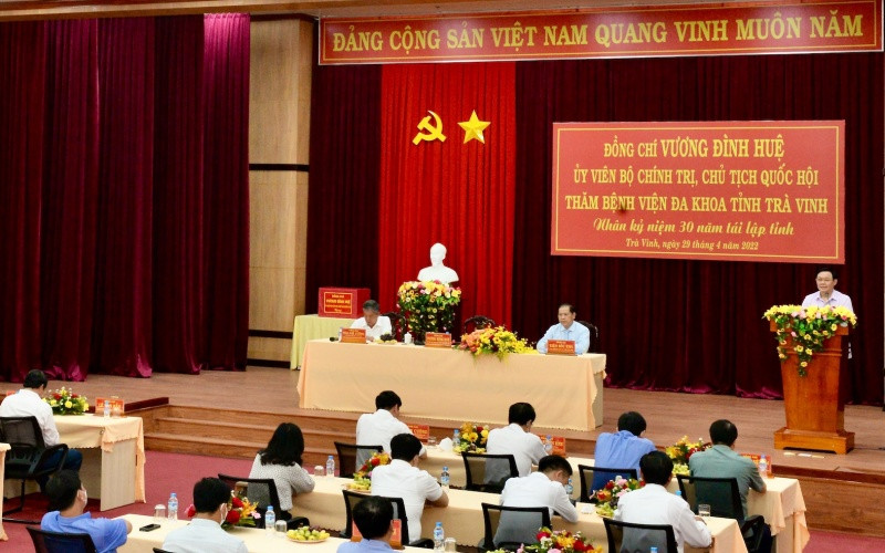 Chủ tịch Quốc hội Vương Đình Huệ nói chuyện với đội ngũ cán bộ, nhân viên Bệnh viện. DSC_1503-1651227931264.jpeg