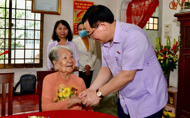 Chủ tịch Quốc hội Vương Đình Huệ thăm, tặng quà Bà mẹ Việt Nam Anh hùng Nguyễn Thị Vàng. (Ảnh: CTV) DSC_1536-1651227930749.jpeg