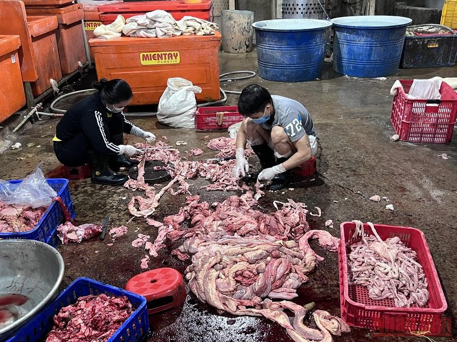 Sơ chế nội tạng trâu, bò dưới sàn nhà, không bảo đảm vệ sinh an toàn thực phẩm. Đồng Nai phát hiện 3 cơ sở chế biến nội tạng trâu bò không rõ nguồn gốc -0