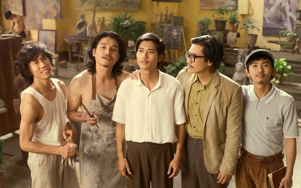 Nhạc sĩ Trịnh Công Sơn (giữa) cùng nhóm bạn gồm nhà thơ Ngô Kha, nhà thơ Bửu Ý, họa sĩ Định Công và nhiếp ảnh gia Văn Đỗ. “Em và Trịnh” – Một bản nhạc đẹp -0
