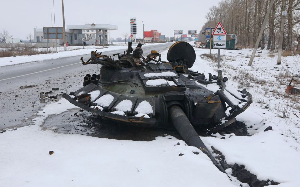Tháp pháo của 1 chiếc xe tăng bị phá hủy bên đường ở Kharkiv, Ukraine, ngày 26/2/2022. Ảnh: REUTERS Ukraine: Quân đội Nga tiến vào Kharkiv -0